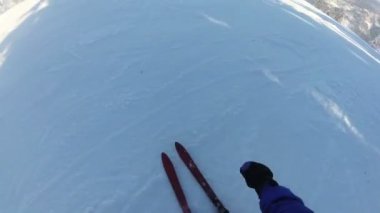 4k. Adam mountainskier güneşli gün sopa ile. Üstten görünüm