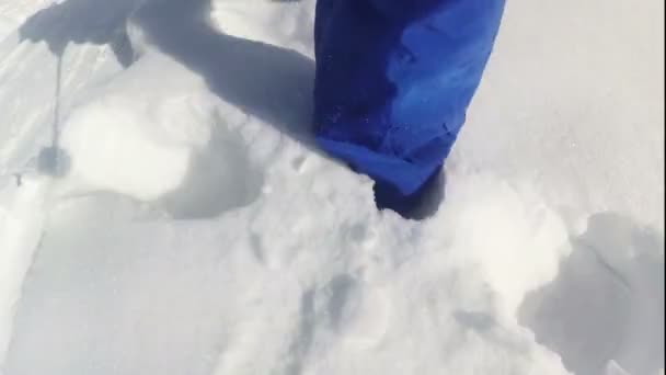 Feet Des Mannes Gehen Auf Schnee Winter — Stockvideo