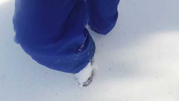 Feet Des Mannes Gehen Auf Schnee Winter — Stockvideo