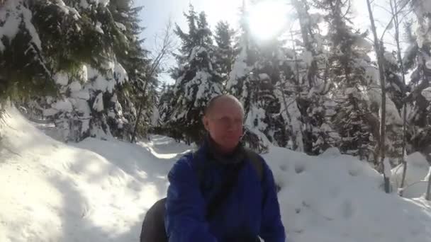 Man Sneeuw Winter Lachen — Stockvideo