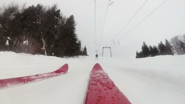 Berg Skidåkning Med Röda Ski Ski Lift Pov Klipp — Stockvideo