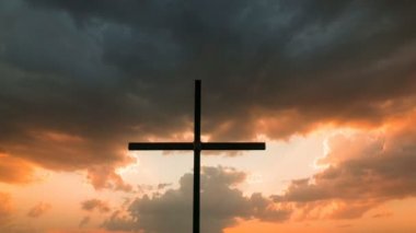 4 k. dramatik akşam bulutlar ve Christian Cross. İnanç takım