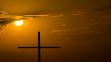 4 k. dramatik turuncu gökyüzü ve Christian Cross. İnanç takım