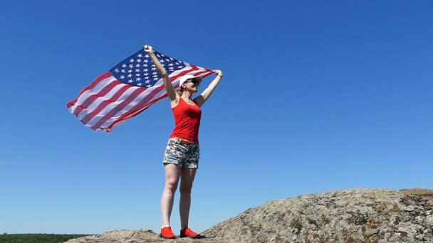 赤いシャツの女性予測に基づくアメリカの国旗を立つし 遠くに見えます スローモーション — ストック動画