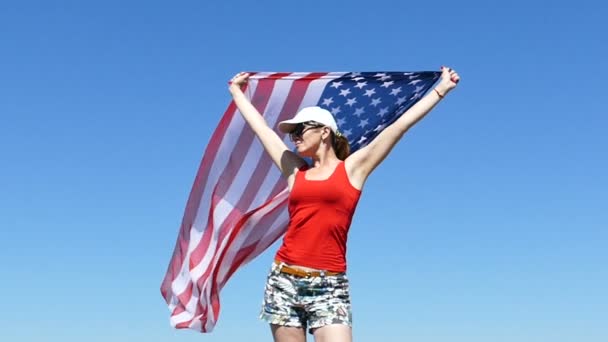 Mujer Sexy Armoniosa Stand Rojo Witn Bandera Americana Cámara Lenta — Vídeo de stock