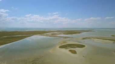 4k hava. Yukarı deniz, göl kurutma üzerinden uçmak. Sıcak yaz saati