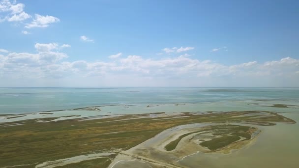 Luchtfoto Vlieg Omhoog Zee Lake Opdrogen Hete Zomertijd Panorama — Stockvideo