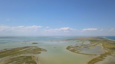 4k hava. Deniz, göl kıyı şeridi üzerinde oraya. Panorama