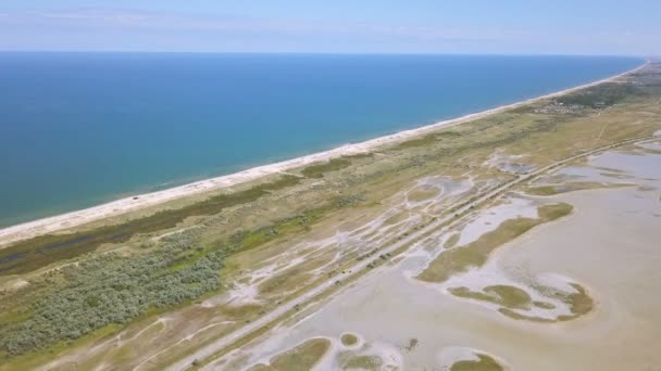 Aerial Terbang Atas Laut Pantai Laut Dengan Jalan — Stok Video