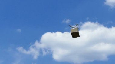   Hava. Mavi gökyüzü, ağır çekim kutusunda gri kargo uçağı taşıma