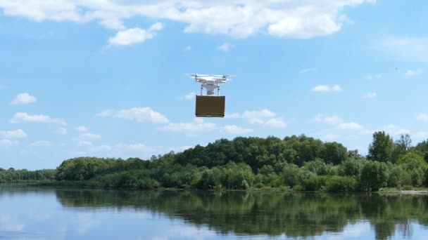 Aéreo Transporte Drones Brancos Para Baixo Caixa Carga Sobre Rio — Vídeo de Stock