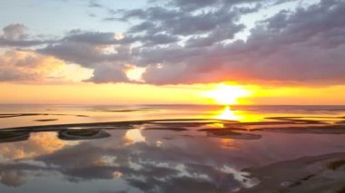 4 k hava Hyperlapse. Deniz, Okyanus sahili günbatımı zamanı üzerinde uçmak.