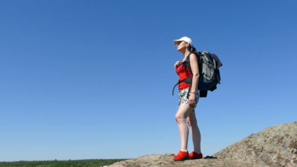 Womanl Turist Med Ryggsäck Stå Utomhus — Stockvideo