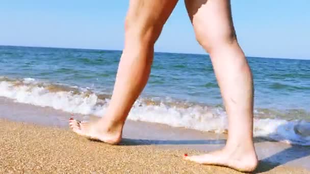 女性腿用红色修脚步行在海边 海水溅水 — 图库视频影像