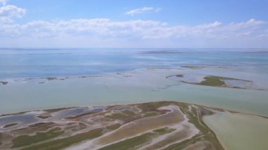 4k hava. Deniz, okyanus kıyı şeridi üzerinde uçmak. Bulutlar, mavi gökyüzü