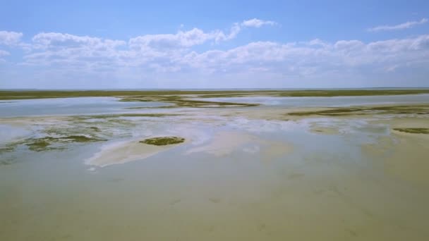 4K Aerial. Survolez la mer sèche, le littoral océanique. Nuages, ciel bleu, faible hauteur 