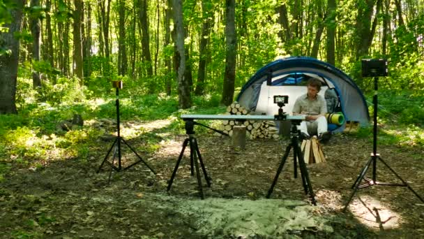 Achter Schermen Van Opnames Moderne Mens Toeristische Openlucht Met Tent — Stockvideo