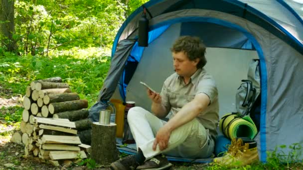 Moderne Mens Toeristische Openlucht Met Tent Hout Praten Mobiele Smartphone — Stockvideo