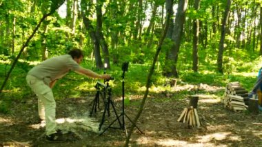 4k. Modern insan fotoğrafçı kamp takım çekim kameralar im ahşap ile çalışır