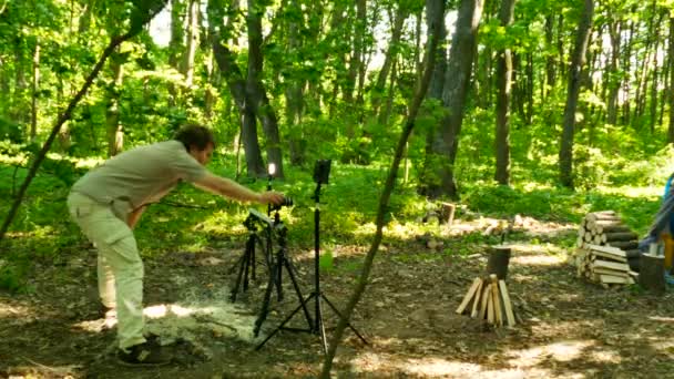 Modern Hombre Fotógrafo Trabaja Con Cámaras Madera Disparando Equipo Camping — Vídeos de Stock