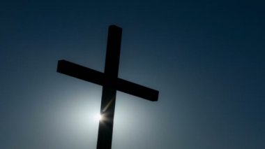 4.Time-Lapse.Blue dramatik gökyüzü güneş ve Christian Cross ile