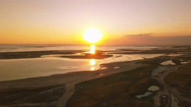 4k hava. Gün batımı, gündoğumu deniz, okyanus güzel renkli sinek. Gün ışığı yansıması