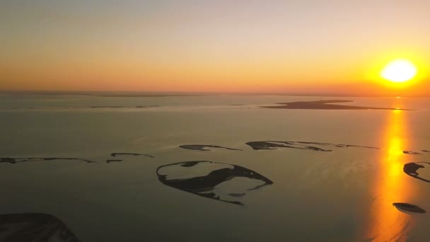 Aerial Panorama Matahari Terbenam Terbit Atas Laut Laut Dengan Pulau — Stok Video
