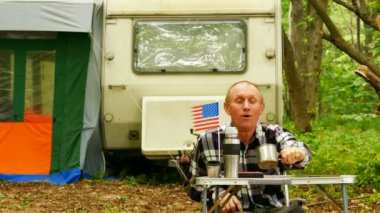 4 k. Amerikalı adam seyahat yaşam ve içecek çay ile mutlu eder.