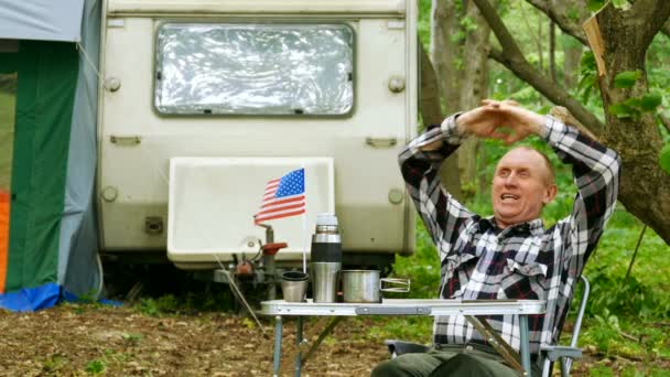 Homem Americano Viajante Desfrutar Feliz Com Vida — Vídeo de Stock