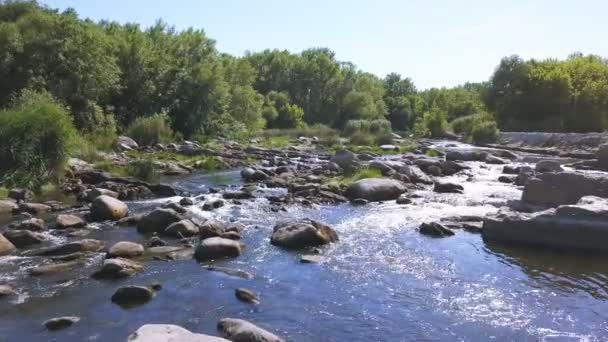 岩や川の上の飛行を低 — ストック動画