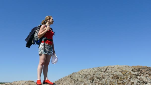 Kvinna Turist Med Ryggsäck Stenar Blå Sommarhimmel — Stockvideo