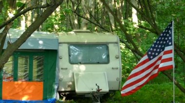 Karavan, karavan ahşap Amerikan bayrağı ile. Seyahat sembolü. Ağır çekim