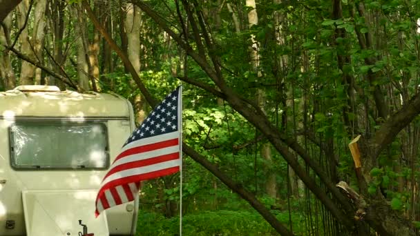 Wohnwagen Anhänger Mit Amerikanischer Flagge Aus Holz Symbol Des Reisens — Stockvideo