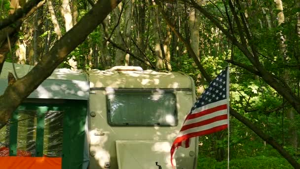 Wohnwagen Anhänger Mit Amerikanischer Flagge Aus Holz Symbol Des Reisens — Stockvideo