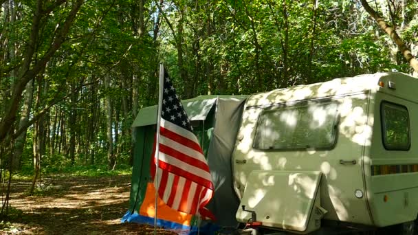 Солнечное Дерево Караван Трейлер Американским Флагом Медленное Движение — стоковое видео
