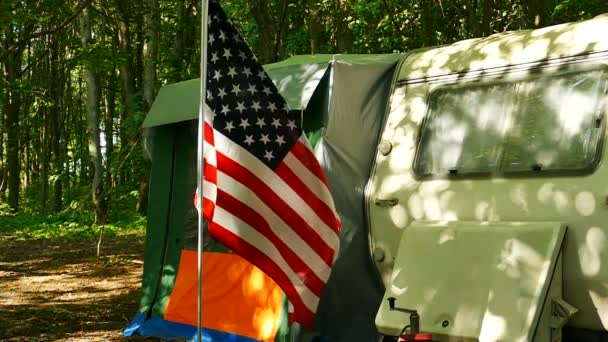 Güneşli Ahşap Karavan Karavan Ile Amerikan Bayrağı Ağır Çekim — Stok video