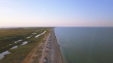 4k hava. Kamp deniz coastlinewith karavan doğru uçmak . 