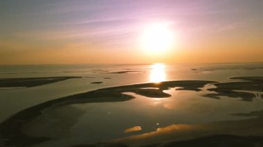 4k hava. Gün batımı zamanında sinek. Güzel gökyüzü, bulutlar, deniz. Yanal hareketi