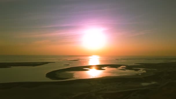 Aérea Vuela Atardecer Hermoso Cielo Nubes Mar Baja Altura — Vídeo de stock