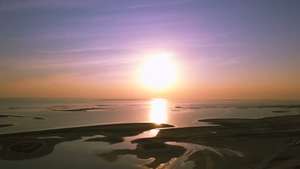 Aerial Лети Закату Восход Солнца Красивое Небо Облака Море Океан — стоковое видео