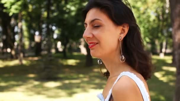 Chica Joven Agradable Sonríe Parque Solar Verano Movimiento Lento — Vídeos de Stock