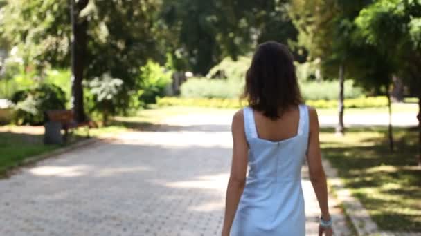 Jeune Fille Modèle Marcher Dans Parc Solaire Été Mouvement Lent — Video