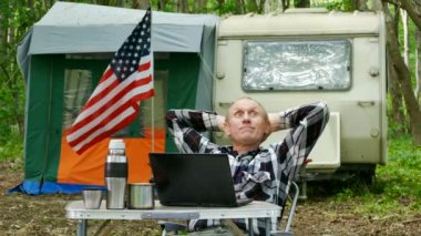 4 k. Amerikalı bir adam gezgin zevk ahşap kamp içinde mutlu bir hayat.