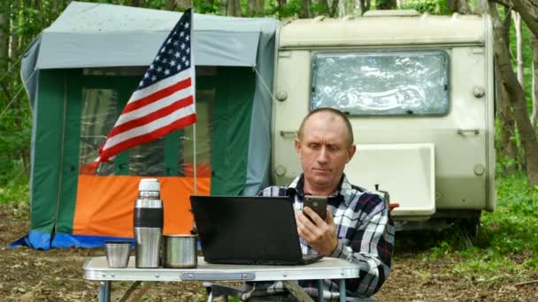 Viajante Americano Trabalha Laptop Perto Trailer Acampar Chamar Smartphone Vida — Vídeo de Stock