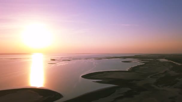 Aérea Volar Sobre Atardecer Amanecer Sobre Mar Lago Reflejo Del — Vídeos de Stock