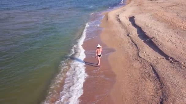 Aerial Menina Esbelta Mulher Maiô Chapéu Branco Vai Beira Mar — Vídeo de Stock