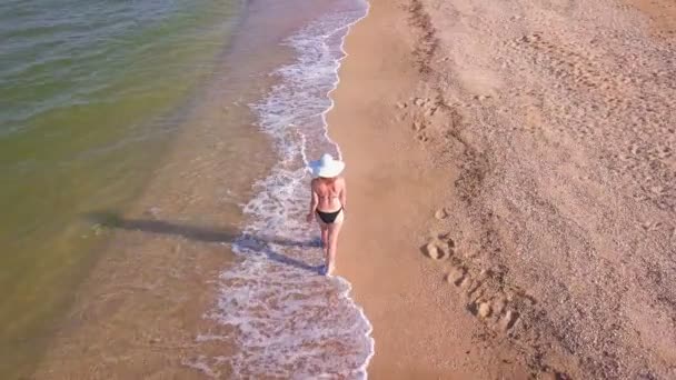 Aérea Volar Alrededor Chica Mujer Traje Baño Sombrero Blanco Orilla — Vídeo de stock