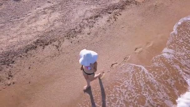 Hava Kız Kadın Mayo Beyaz Şapka Etrafında Sinek Yürüme Sahil — Stok video