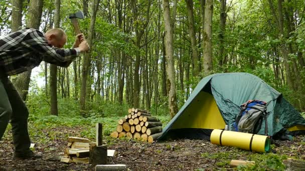 Homme Adulte Touriste Hacher Bois Près Tente Camping Slow Motion — Video