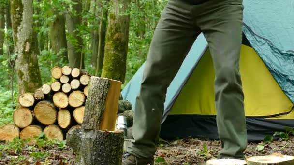 在帐篷露营附近砍柴 动作慢 — 图库视频影像